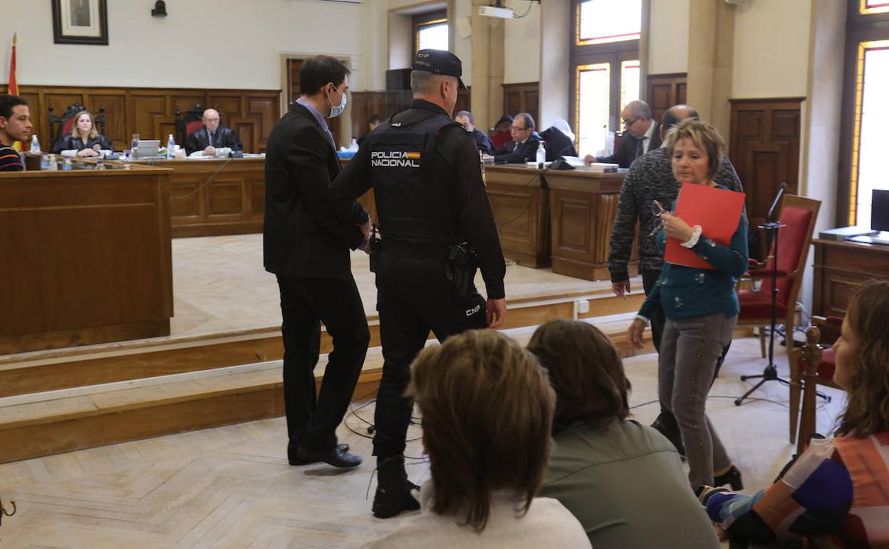 El acusado entra en las dependencias de la Audiencia Provincial de Salamanca. 