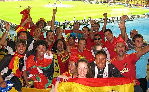Imagen principal - Arriba, en Kiev durante una Eurocopa; abajo a la izquierda con la peña de la Marea Roja; y a la derecha, en Sudáfrica tras ganar España el Mundial de 2010. 