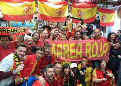Imagen secundaria 1 - Arriba, en Kiev durante una Eurocopa; abajo a la izquierda con la peña de la Marea Roja; y a la derecha, en Sudáfrica tras ganar España el Mundial de 2010. 