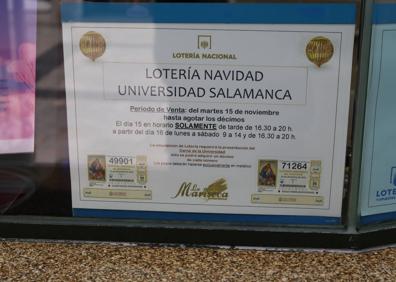 Imagen secundaria 1 - El lotero de plaza del Liceo, Antonio, muestra los décimos de la Universidad de Salamanca. 