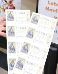 Imagen secundaria 2 - El lotero de plaza del Liceo, Antonio, muestra los décimos de la Universidad de Salamanca. 