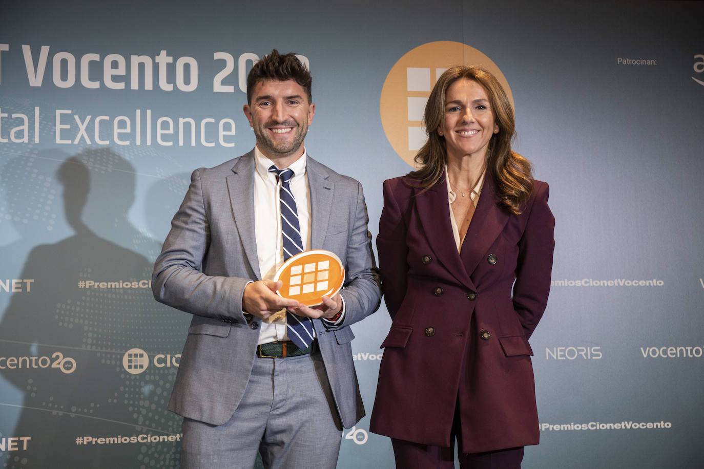 Pilar Sainz, directora General de Comunicación y RRII de Vocento entrega el premio de Ciberseguridad a David Pérez Martín de BBVA