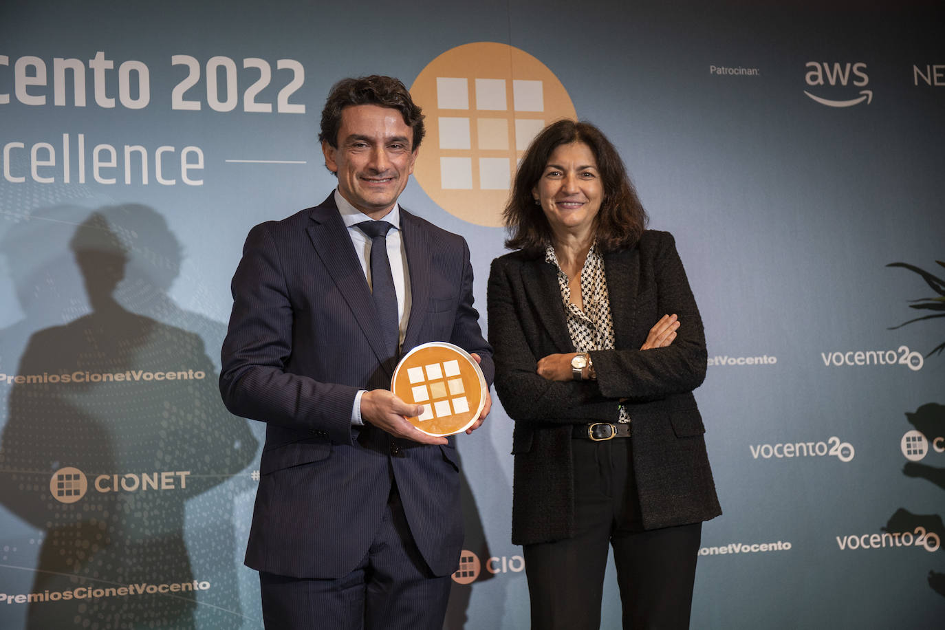 Nieves Franco CEO de Arsys entrega el Premio a Isaac Centellas, CIO de Metro de Madrid recoge el Premio en la categoría de Data Intelligence