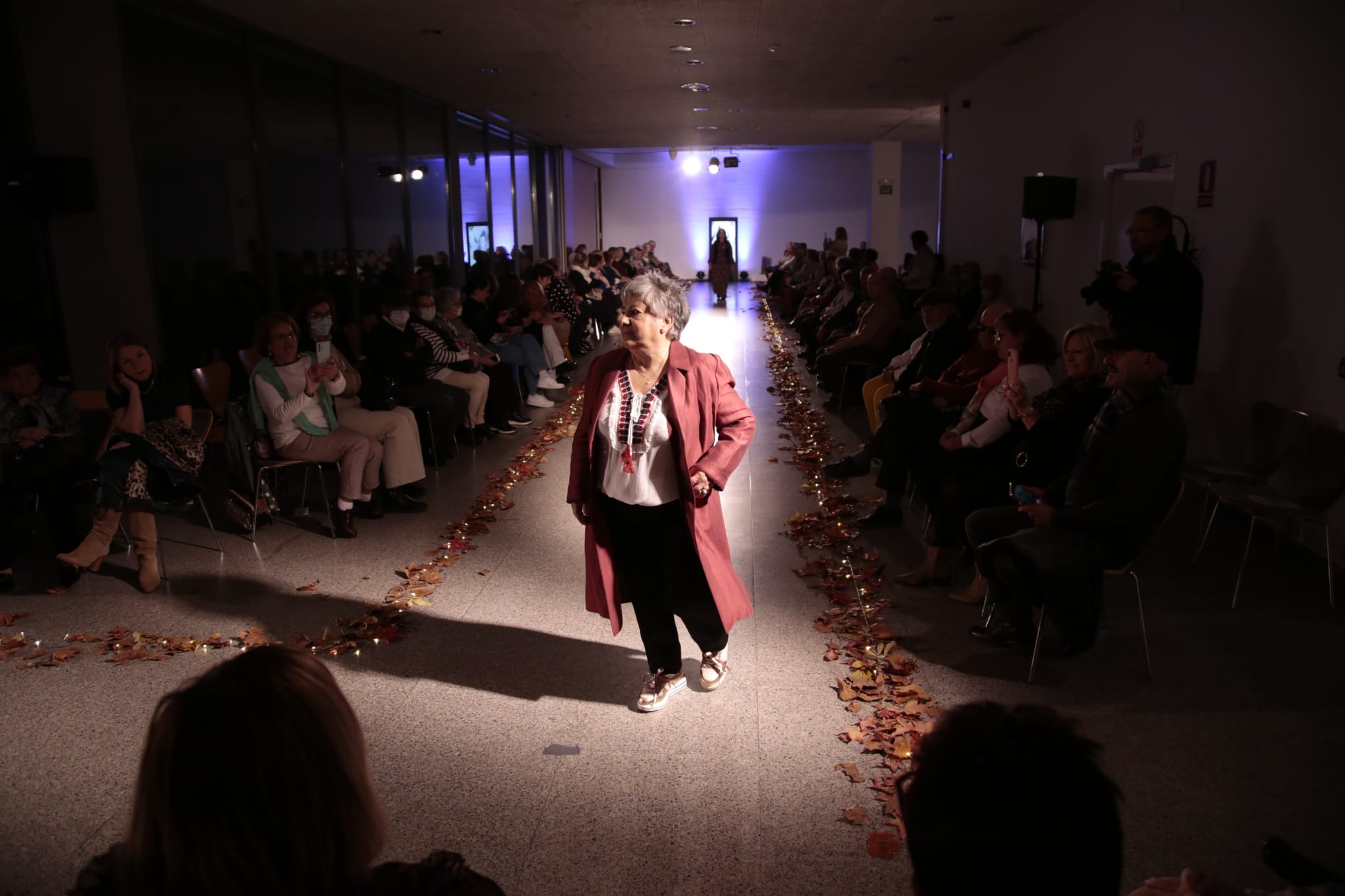 Fotos: Un desfile intergeneracional visibiliza la moda de segunda mano