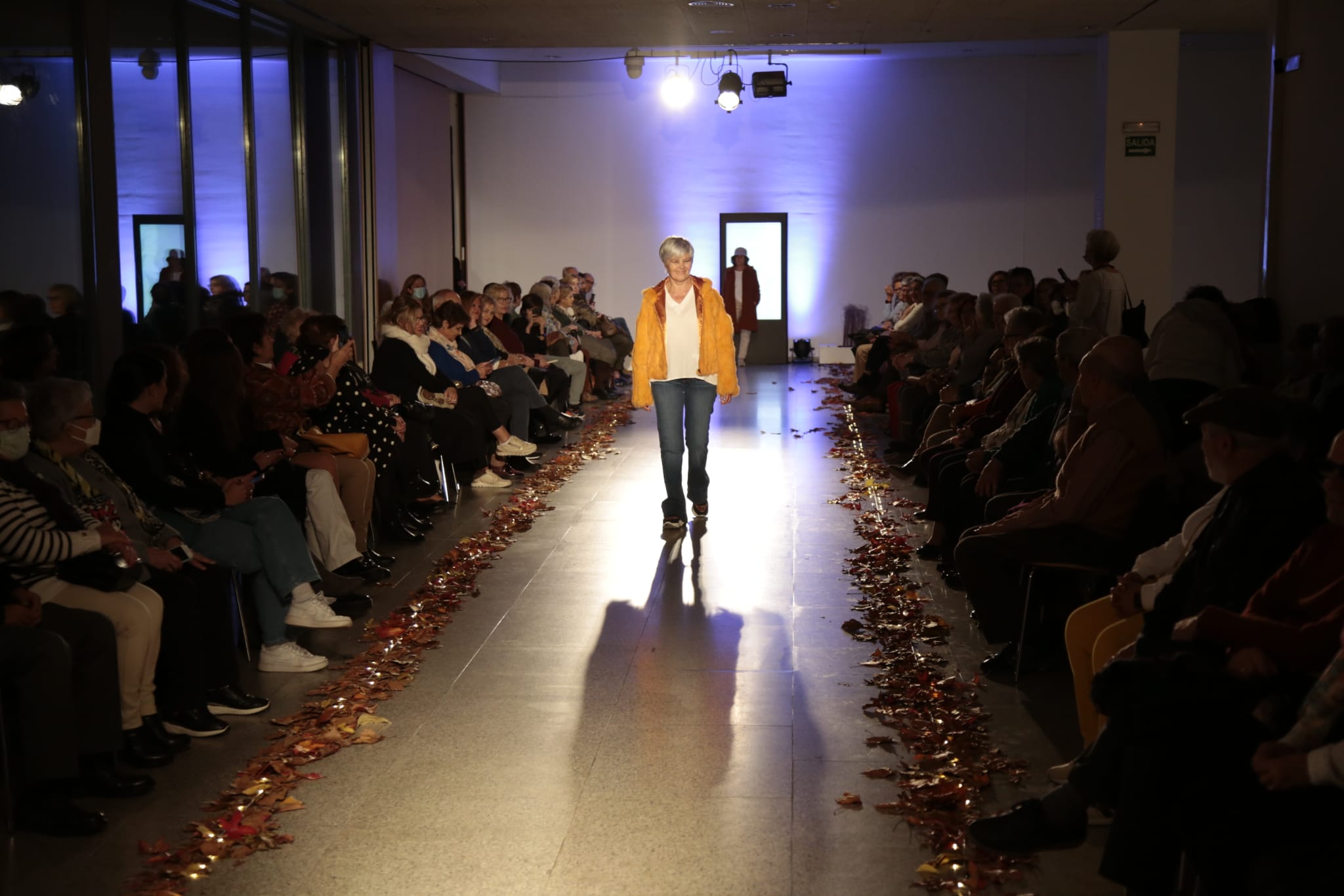 Fotos: Un desfile intergeneracional visibiliza la moda de segunda mano