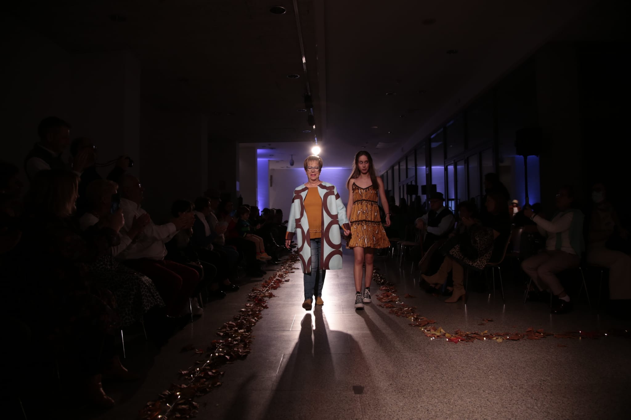 Fotos: Un desfile intergeneracional visibiliza la moda de segunda mano