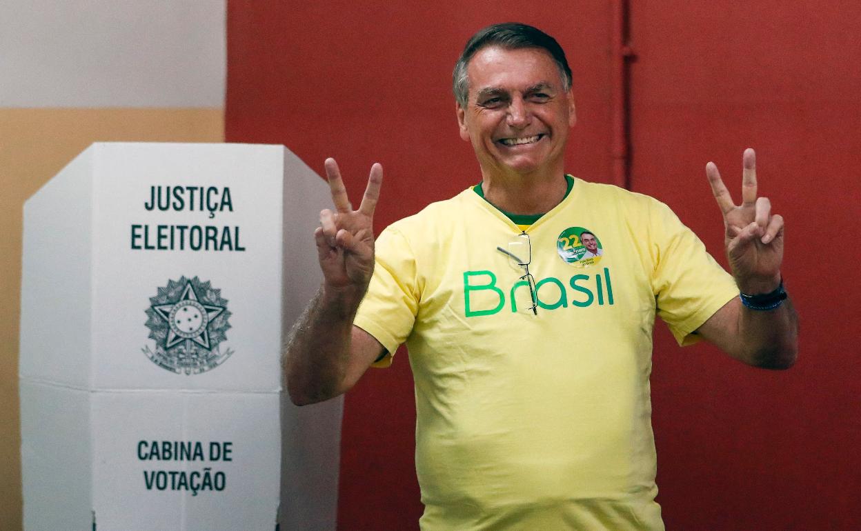 Bolsonaro, momentos de después de depositar su voto. 