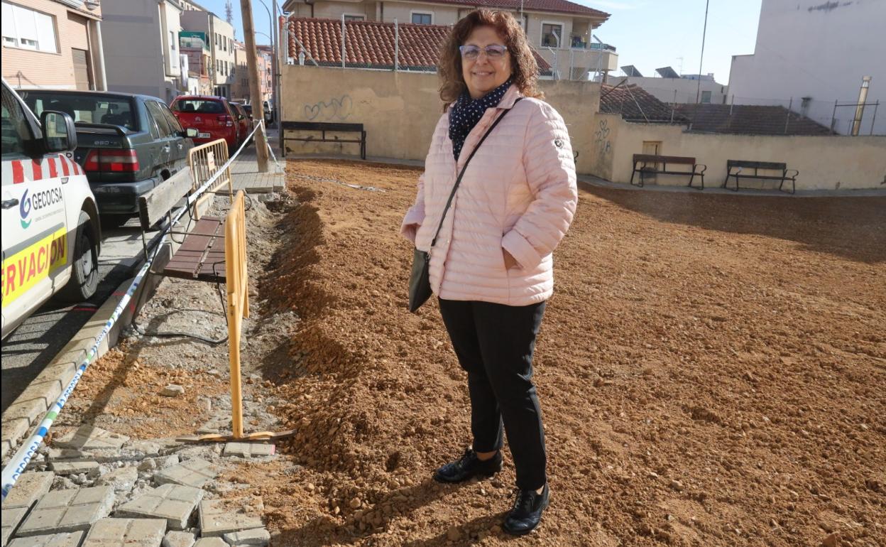 La presidenta de MUNIBAR, Isadora Herrero, en uno de los solares del barrio que se convertirá en aparcamiento. 