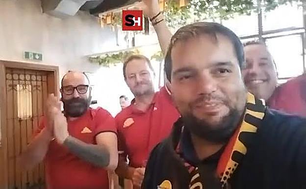 Dani Mena, junto a varios aficionados de la selección española en Dubai. 