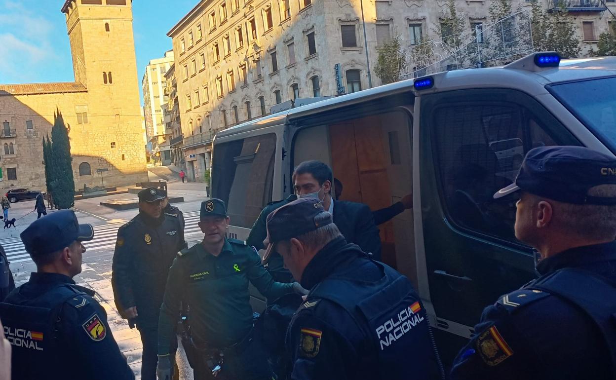 El acusado, rodeado de agentes policiales, a su llegada a la Audiencia.