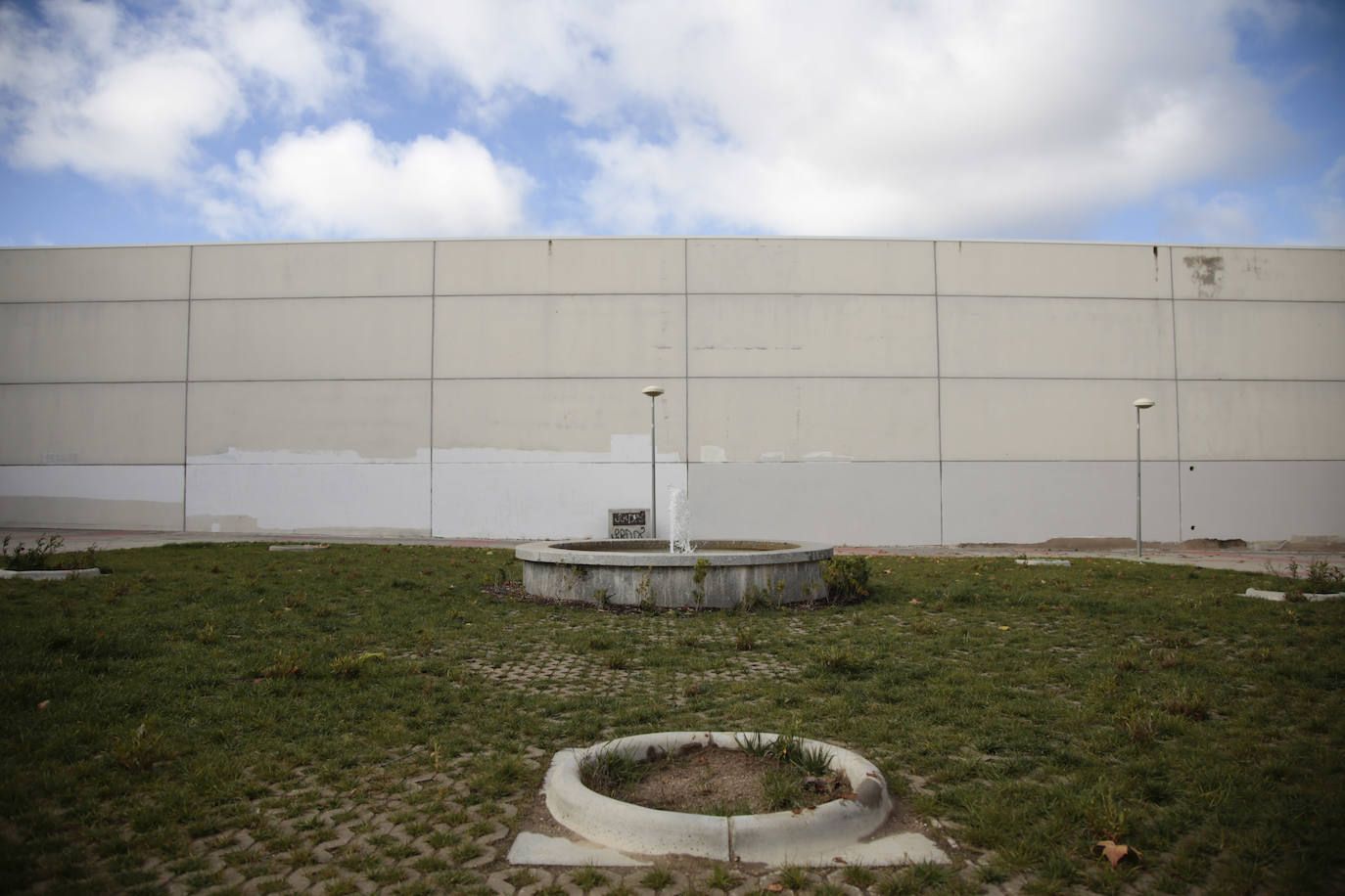 Un plaza algo abandonada.