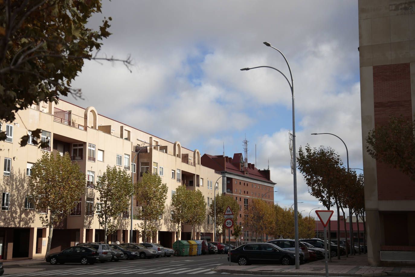 De las primeras viviendas del barrio con el cuartel de la Guardia Civil al lado.