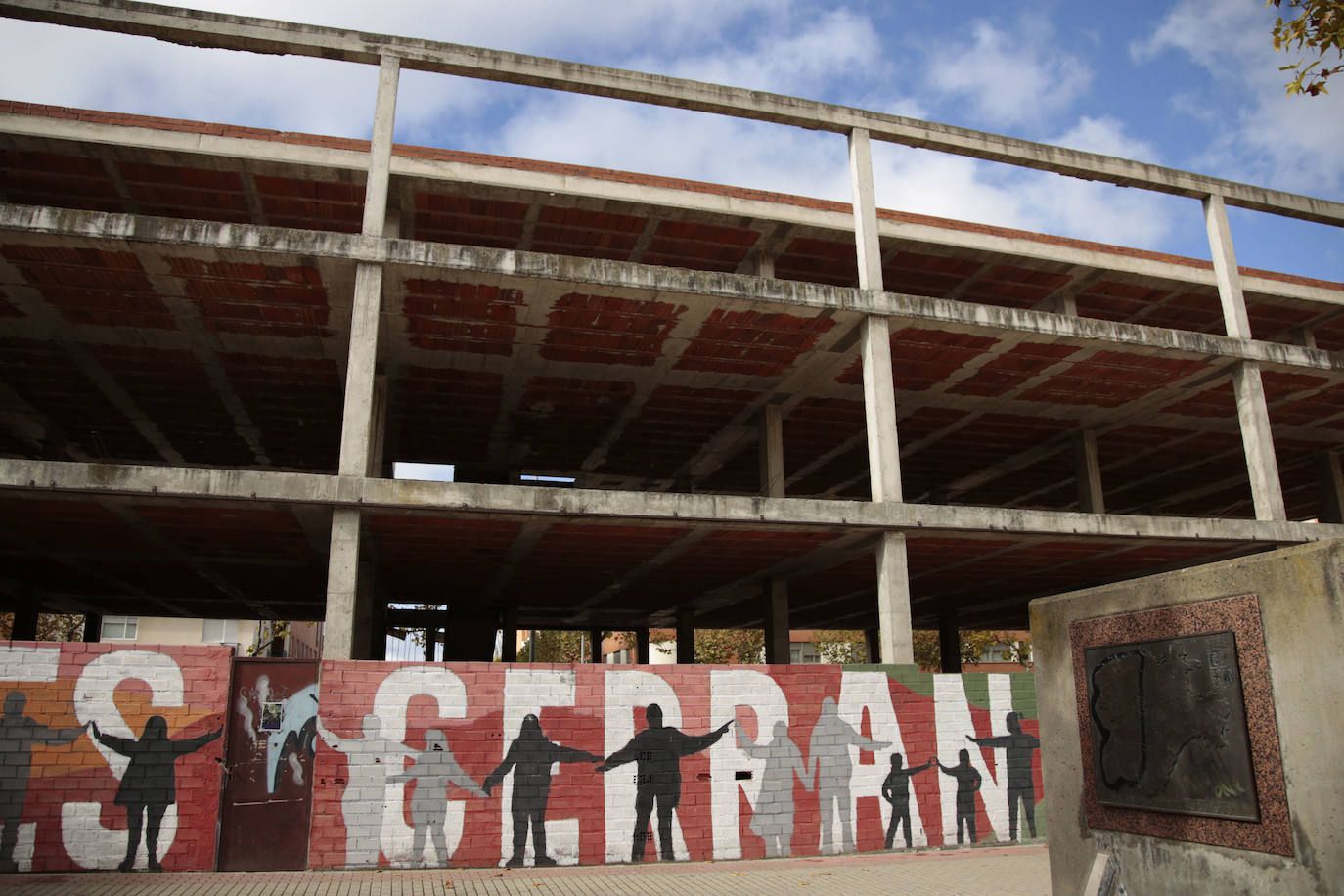 El edificio a medio construir, la vergüenza del barrio.