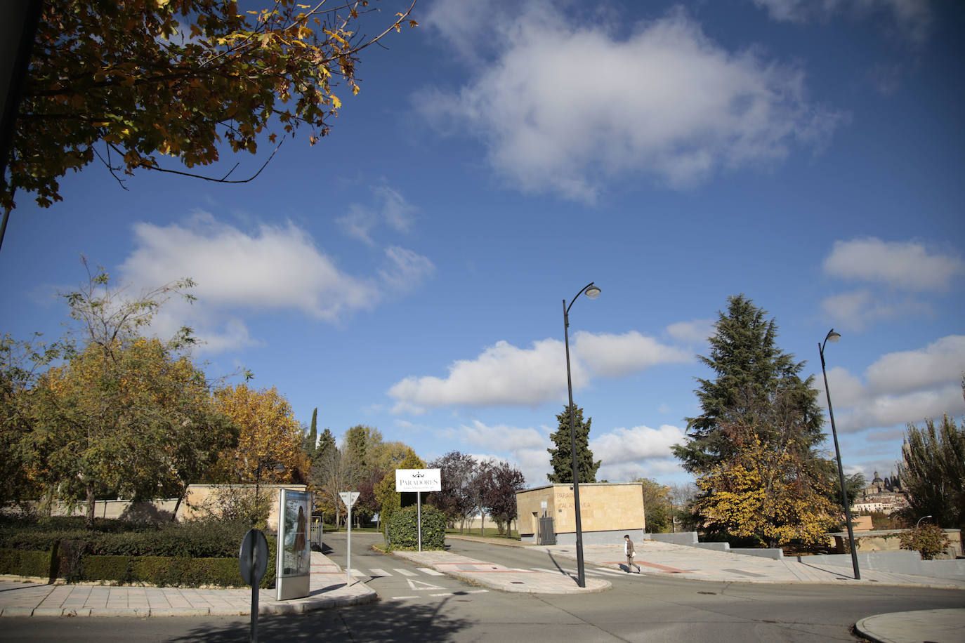 El acceso al Parador de Turismo señala uno de los inicios dle barrio.