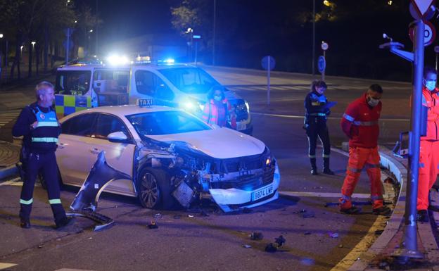 Un taxi se lleva dos semáforos por delante en una glorieta en Salamanca