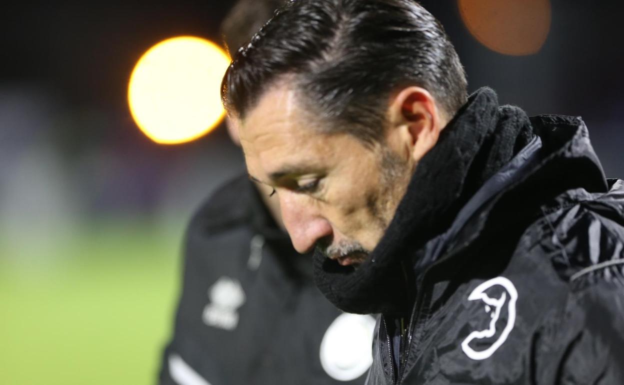 El entrenador de Unionistas de Salamanca, Raúl Casañ, cabizbajo durante el partido ante el Talavera 