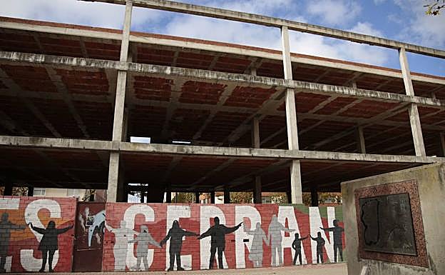 El edificio abandonado e incabado, la vergüenza de El Zurguén.