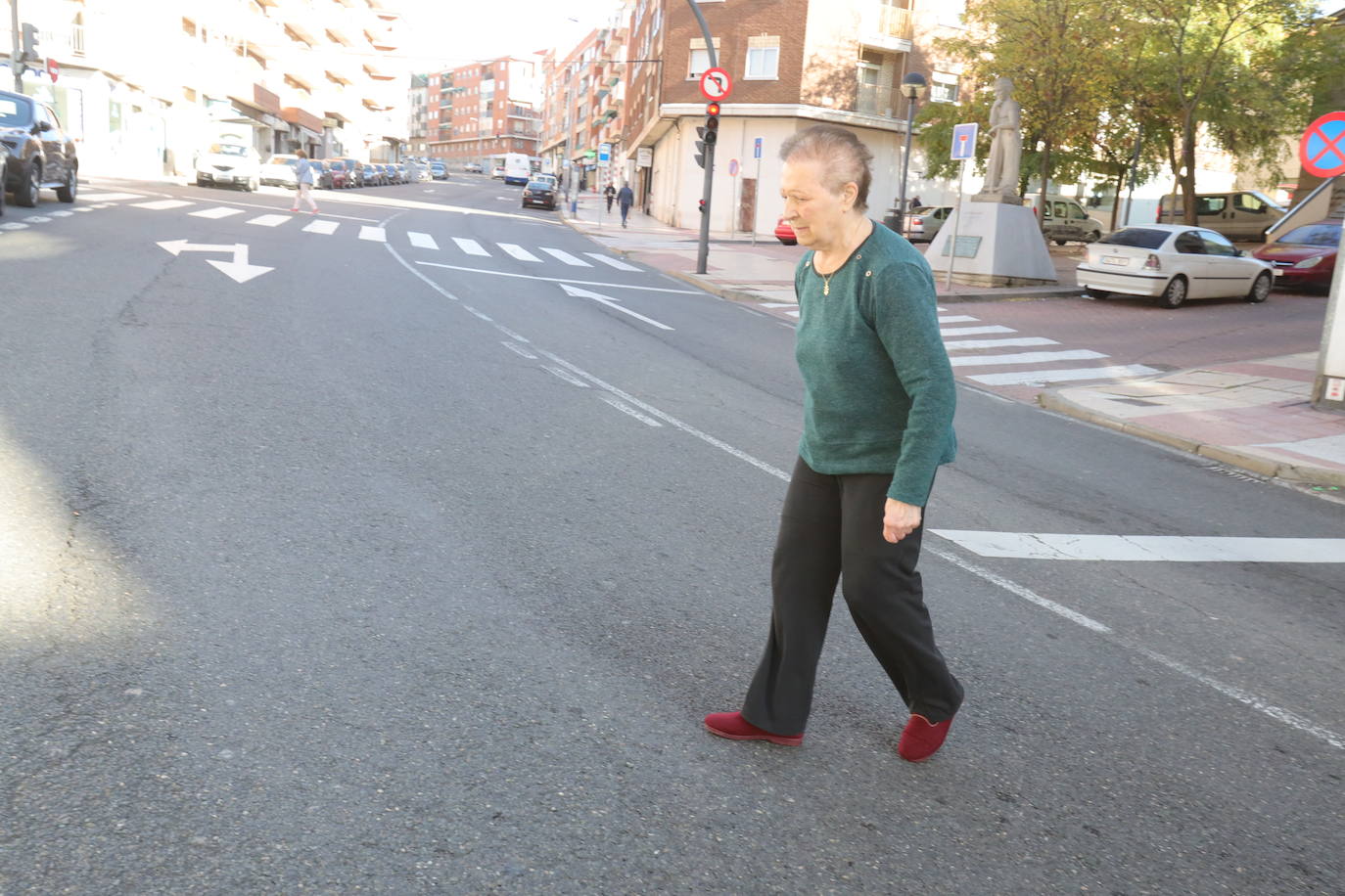 Una mujer cruza la calle.