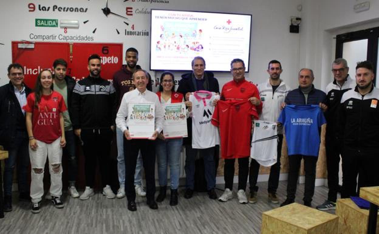 Jesús Juanes Galindo, presidente provincial de Cruz Roja y Mireia Sánchez Hernández, coordinadora de Cruz Roja Juventud en Salamanca, junto a algunos de los representantes de las entidades deportivas salmantinas.