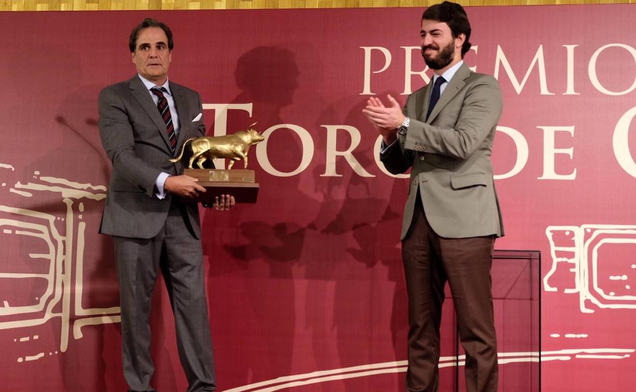 El vicepresidente de la Junta de Castilla y León, Juan García Gallardo, entrega el Toro de Oro a la ganadería de Francisco Galache. 