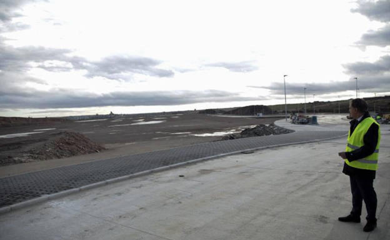 El alcalde de Salamanca, Carlos García Carbayo, durante una visita al futuro Puerto Seco.
