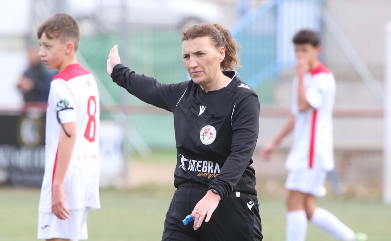 Esther Benito arbitrando un partido de fútbol base en Salamanca.