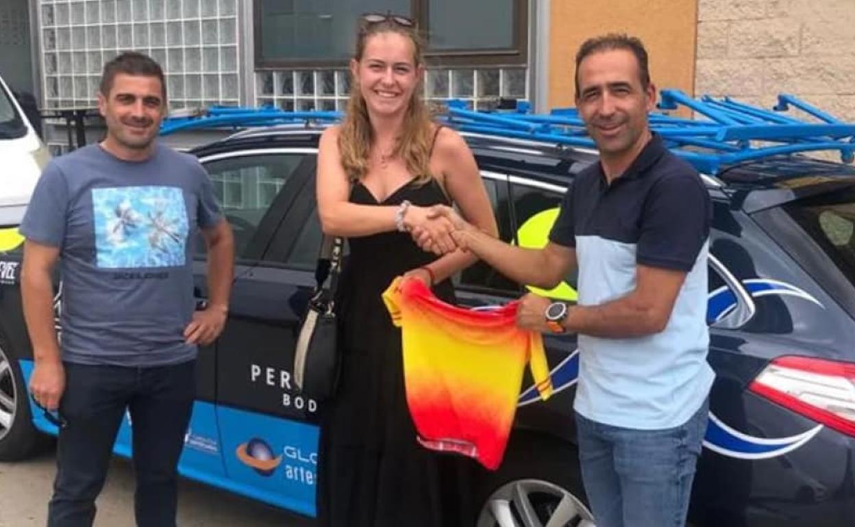 Isabella Escalera, más conocida como Izzy, con dirigentes de la Escuela Salmantina. 