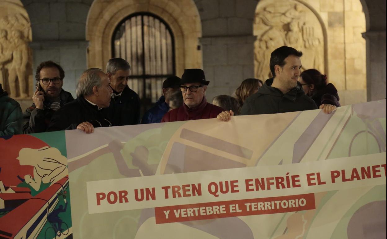 La concentración de este miércoles, organizada por la Plataforma en defensa del ferrocarril de Salamanca 