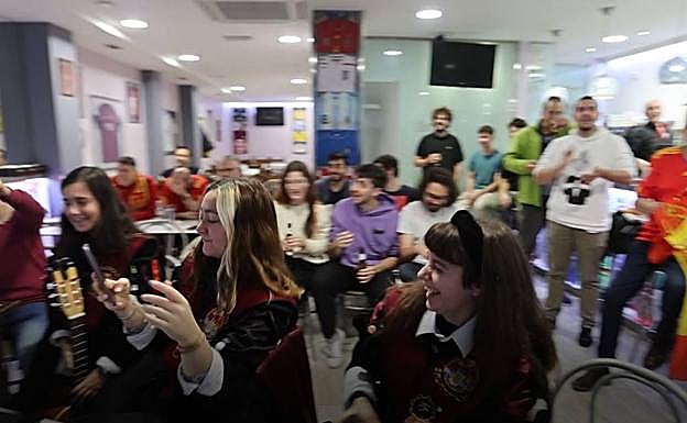 Imagen principal - Los salmantinos disfrutan en los bares de una Selección «ilusionante»