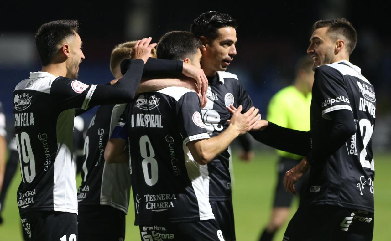 Los jugadores de Unionistas celebran el gol al Talavera. 