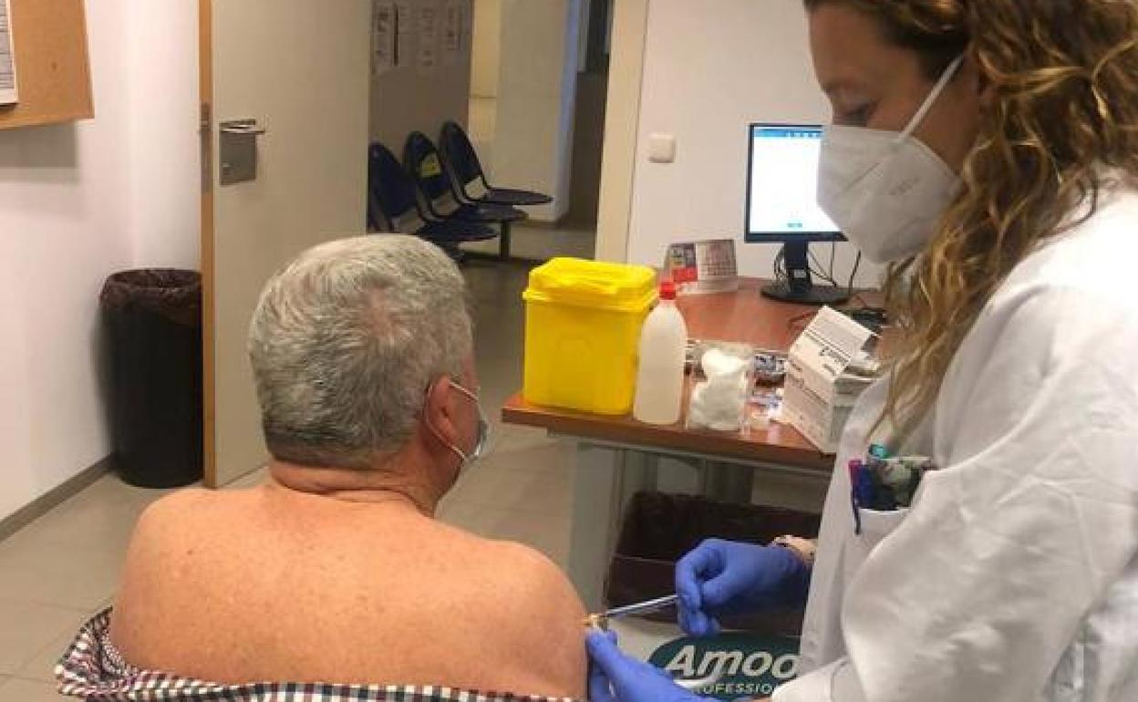 Una persona se vacuna cotra el covid.