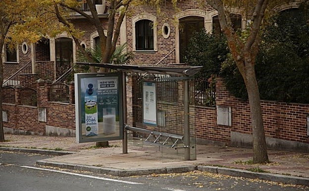 Imagen principal - Los vecinos de Huerta Otea reclaman puntualidad para sus autobuses y están preocupados por el exceso de velocidad de los coches en algunas de las calles del barrio y la suciedad del sector nuevo. 