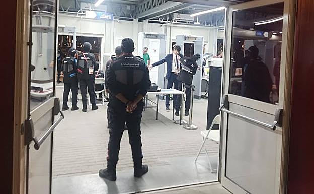 Imagen de periodistas pasando por el escáner
