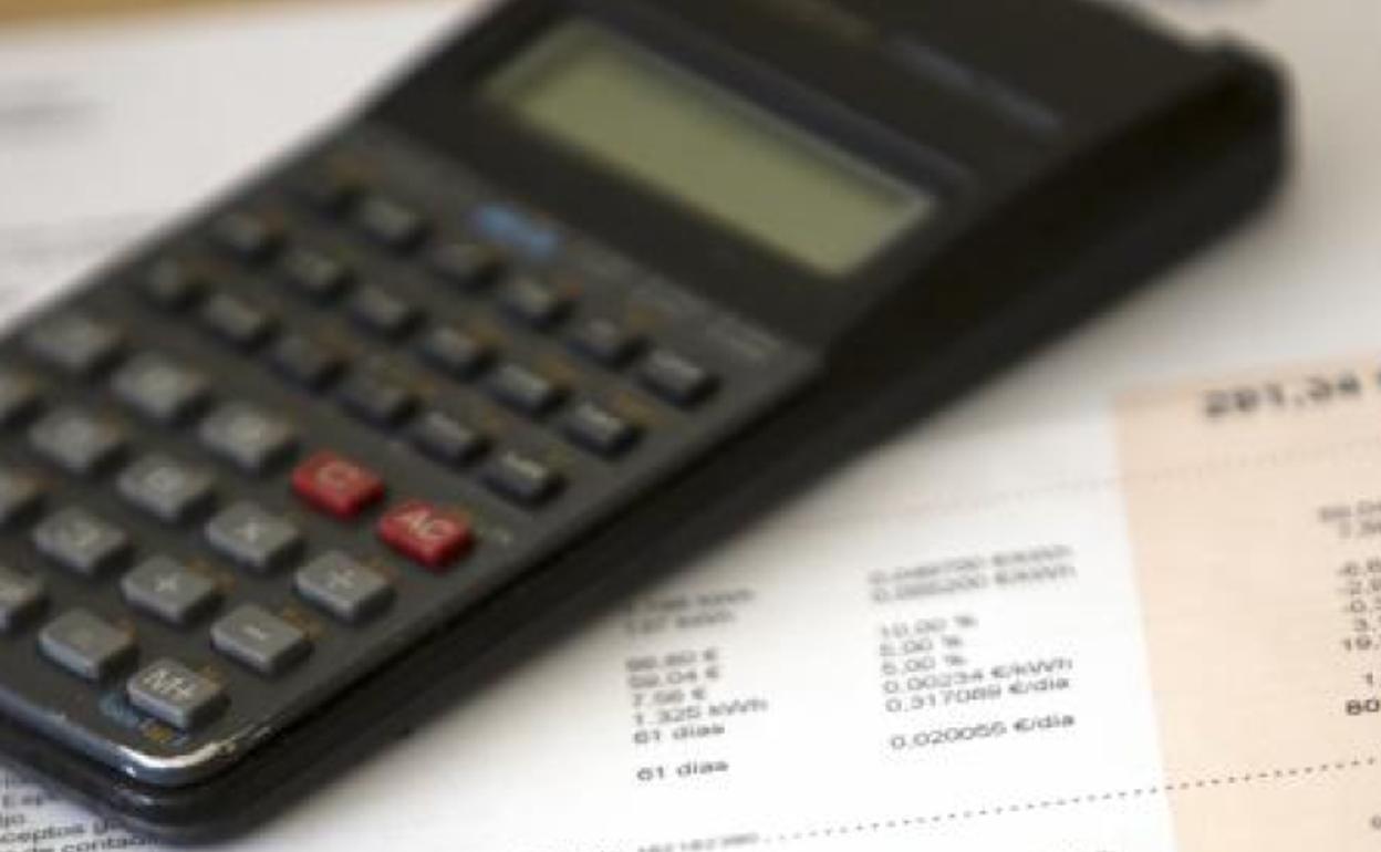 Muchos españoles han tenido que tirar de calculadora para cuadrar sus gastos.