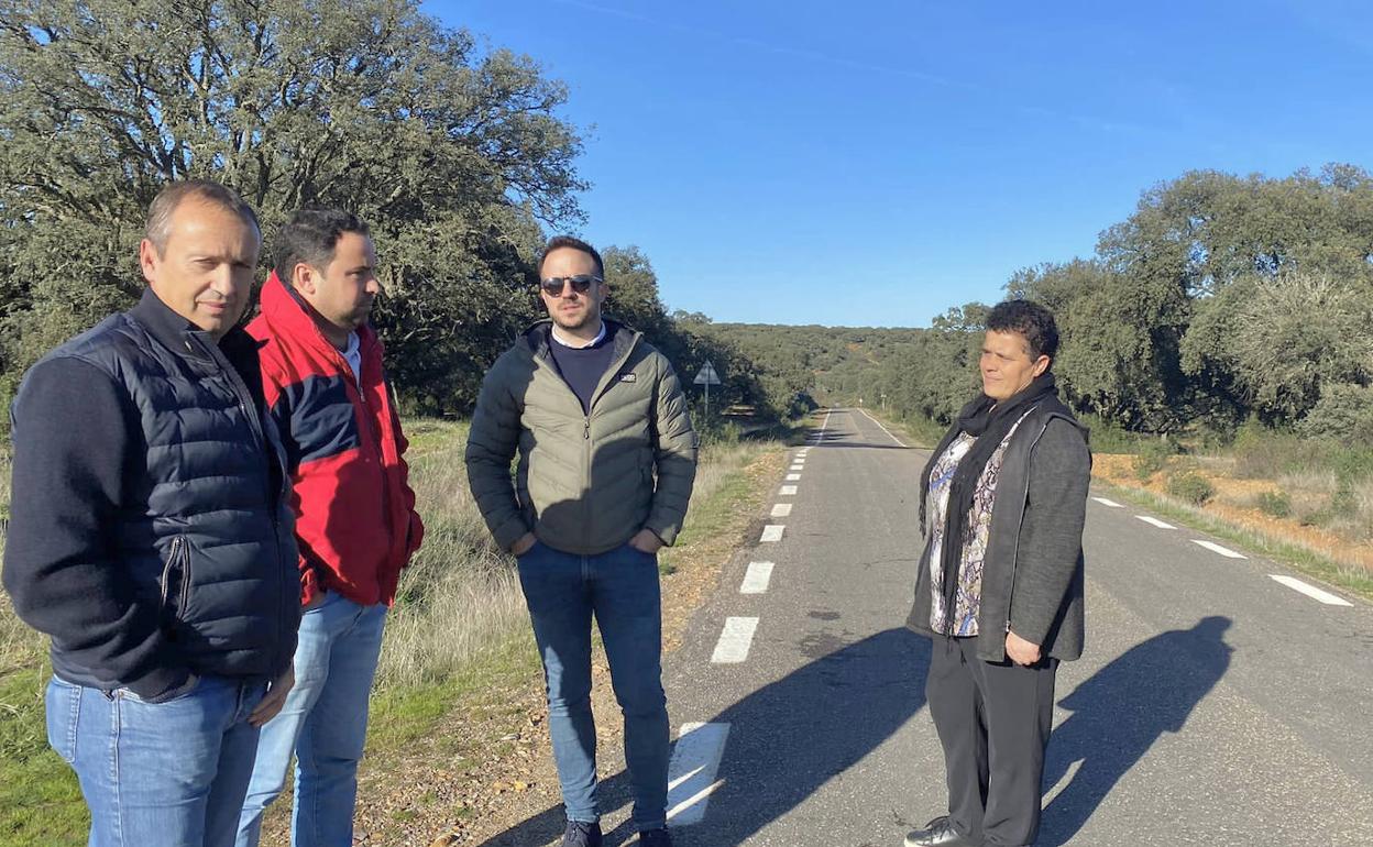 Carlos Chanca, diputado provincial socialista, (tercero por la izda.) en su visita, a los municipios