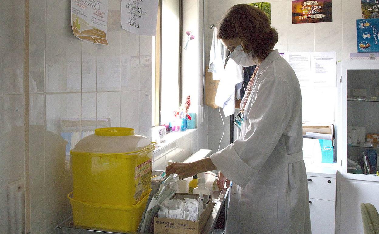 Una enfermera, en un consultorio médico. 