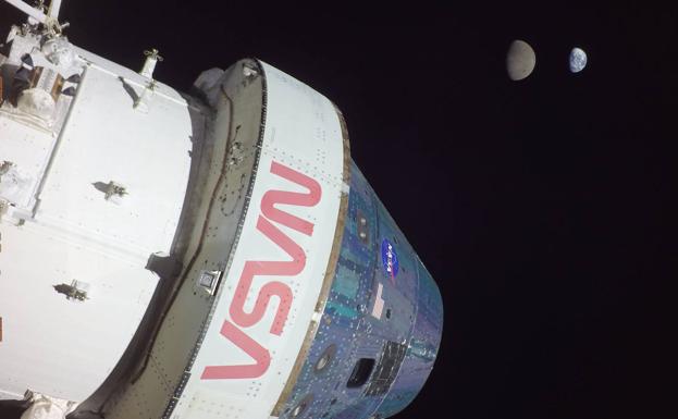 Selfi de la Orión con la Luna y la Tierra, tomado por una cámara montada en uno de sus paneles solares.