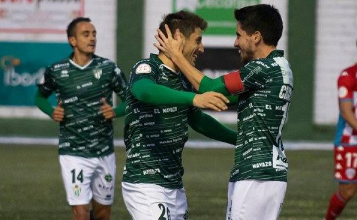 Toti celebra junto a Cristóbal el tanto del Guijuelo ante el Lugo B. 