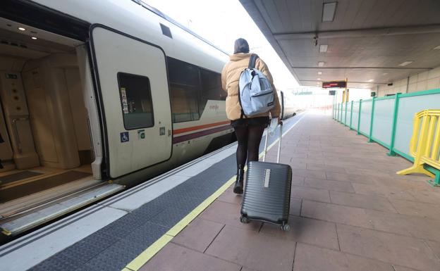 Viajar en tren entre Salamanca y Madrid, casi imposible el puente y difícil para Navidad