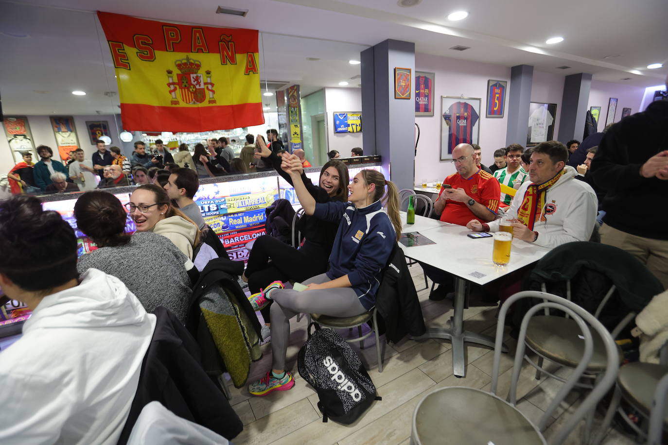 Fotos: Los aficionados de Salamanca celebran el sufrido pase de España a octavos del Mundial
