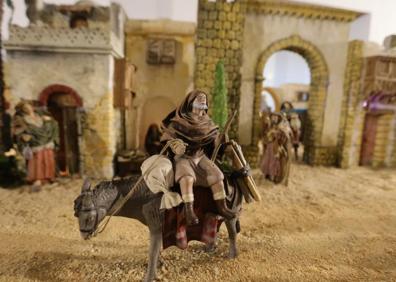 Imagen secundaria 1 - La Torre de los Anaya de Salamanca acoge un belén navideño con 130 figuras