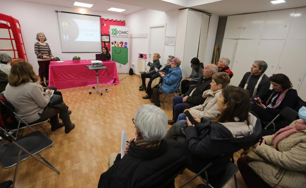 El aforo de la sala se completó para la sesión sobre la factura eléctrica en ZOES. 