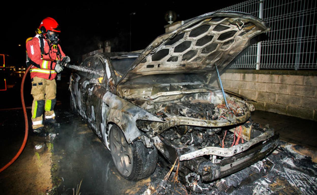 El vehículo incendiado en el Polígono las Viñas de Ciudad Rodrigo 