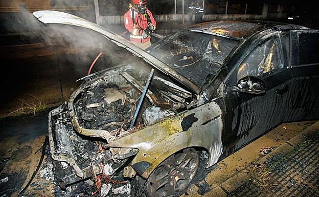 El vehículo incendiado en el Polígono las Viñas de Ciudad Rodrigo 