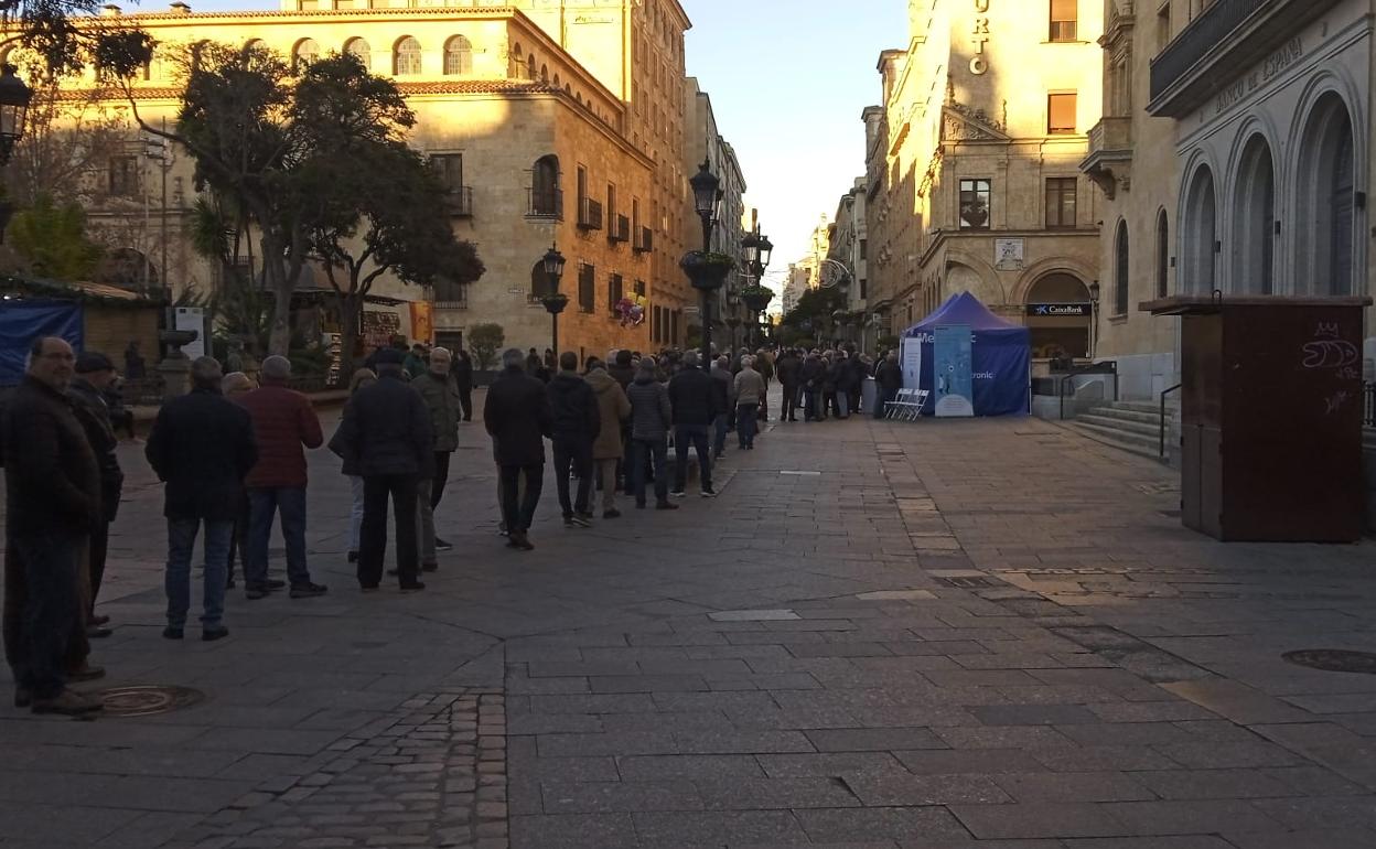 Imagen de la cola en la plaza de Los Bandos.