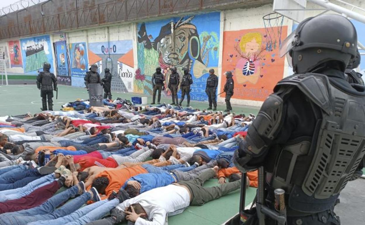 Las fuerzas de seguridad durante un operativo en la prisión Pichincha 1 tras el motín que estalló el pasado 18 de noviembre. 
