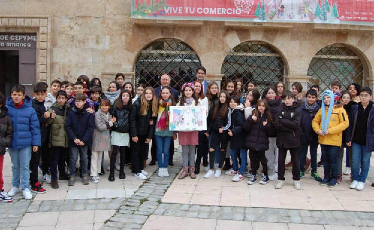 Violeta Alonso, con su dibujo 'Salamanca calles con vida', acompañada por sus compañeros. 