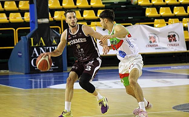 Marc García, con el balón. 