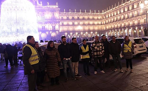 Imagen principal - Mayores de Salamanca viendo la luces navideñas