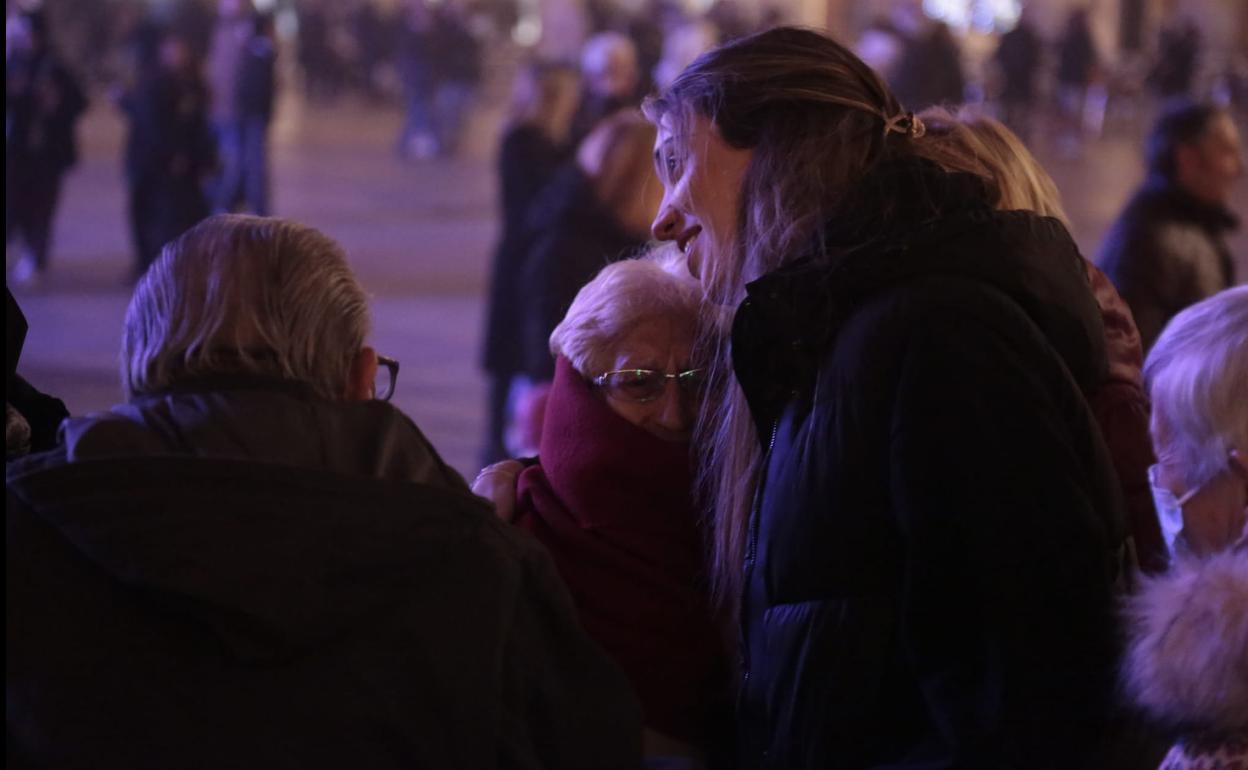 Una familia viendo las luces de la Plaza Mayor